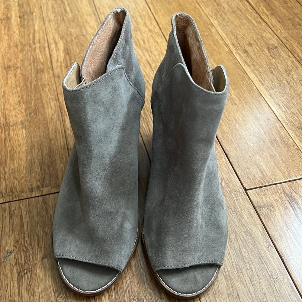 NEW LUCKY BRAND Jezzah Peep Toe Wedge Bootie Sz 8.5 - Taupe